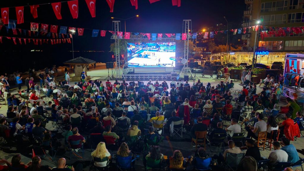 Gemlik, 12 Dev Adam’ın Final Heyecanını Meydanda Yaşadı
