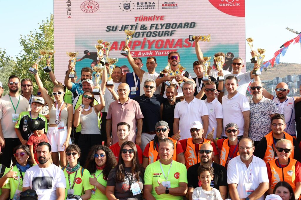 Gemlik’te Zafer Bayramı Su Sporları ve Otokros Heyecanıyla Kutlandı