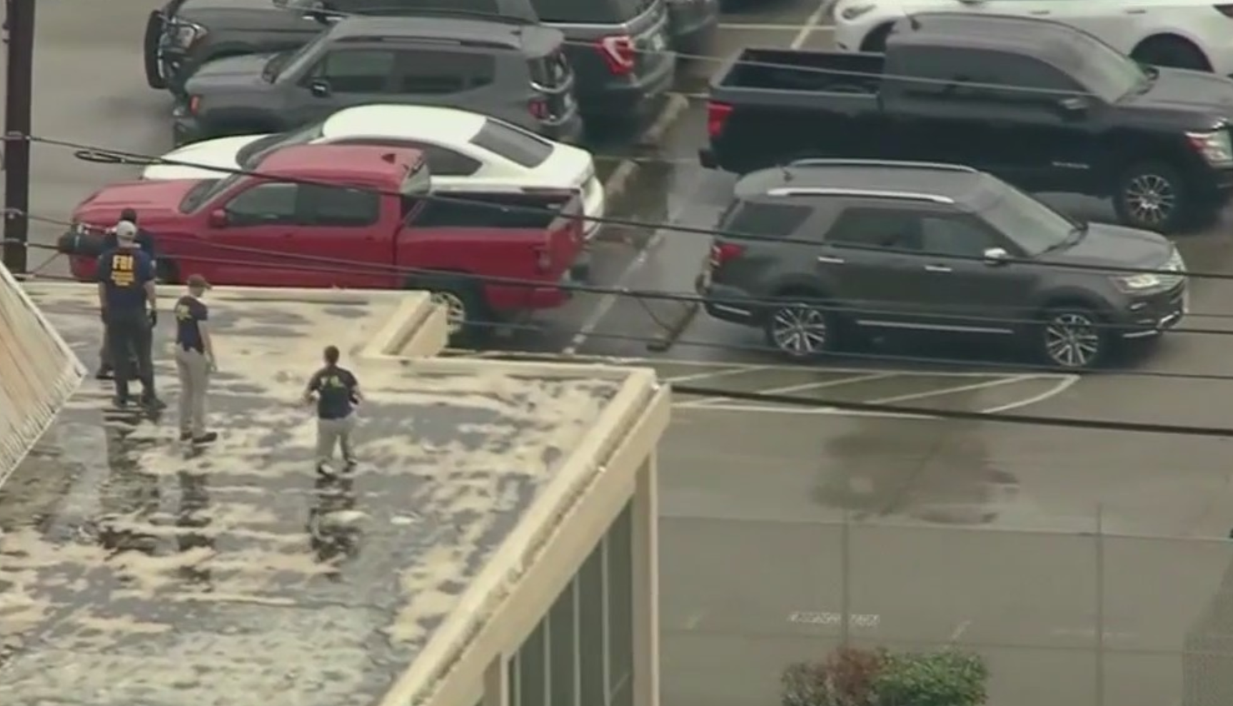 Göçmenlik Bürosu’na karşı çatıya çıktı, kurşun yağdırdı: 1 kişi öldü, iki kişi ağır yaralı