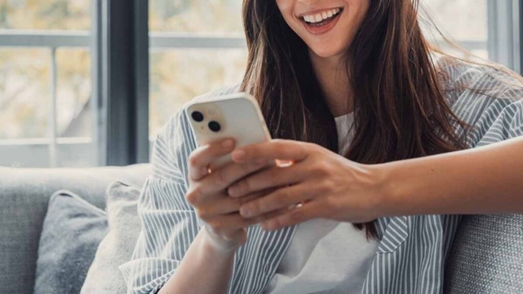 Halk isyan etti: Hükümetin getirdiği ‘günde 2 saat telefon’ yasağı ortalığı karıştırdı