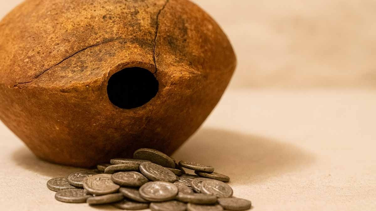 Her biri 17 gram ağırlığında 409 gümüş sikke dolu bir sürahi bulundu