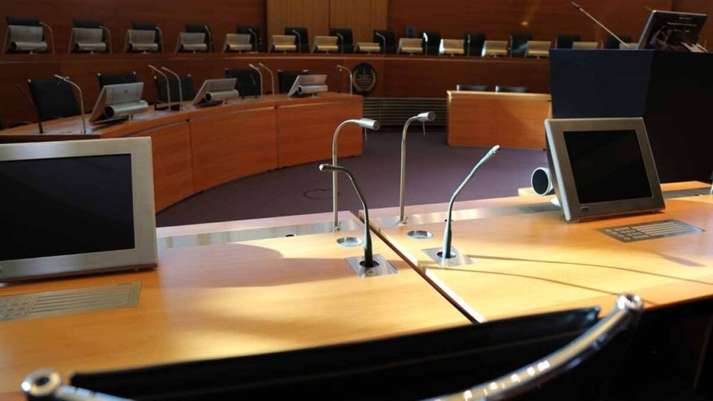 Her şey Facebook’ta katıldığı çekilişle başladı, 61 dolandırıcılık vakasıyla yargılanırken tek hareketiyle beraat etti