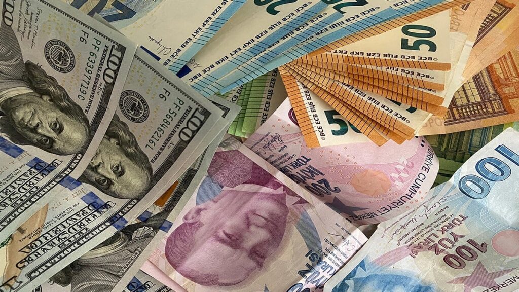 Herkes cebindeki paraları kontrol ediyor! Gerçeğinden ayırt edilmiyor