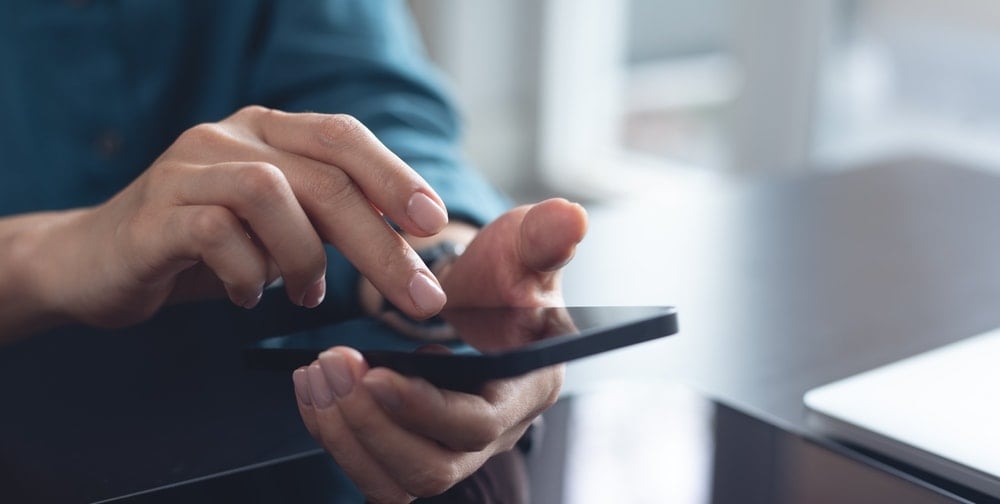 Herkesin telefonunda var ama kimse büyük tehlikenin farkında değil! Hemen kapatın