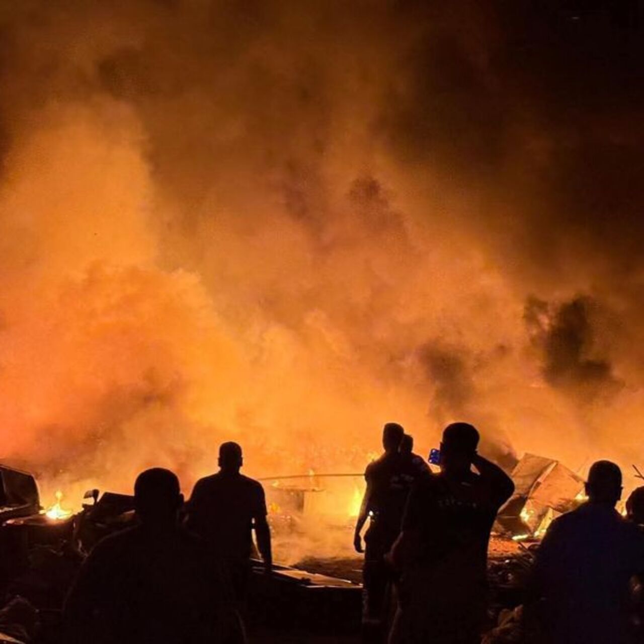 Hurdalıktaki yangın, ağaçları yaktı