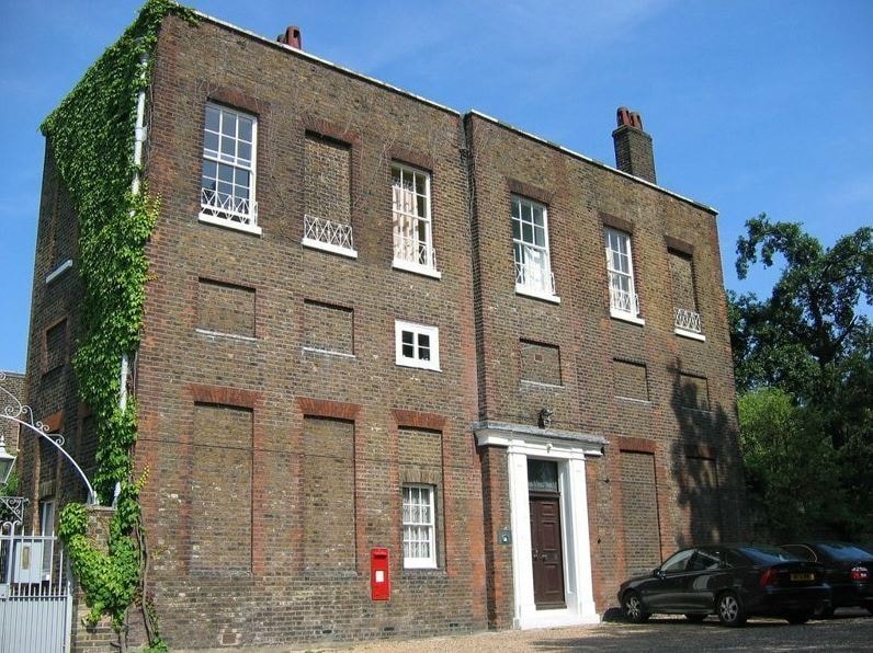 İngiltere’deki evlerin pencereleri neden tuğla ile kapalı? Sebebini duyanlar şaka sandı