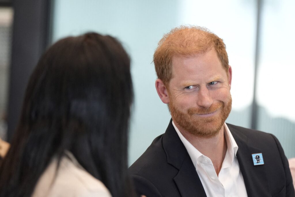 İngiltere’nin ‘firari Prensi’ elinde çekle Ukrayna’yı ziyaret etti