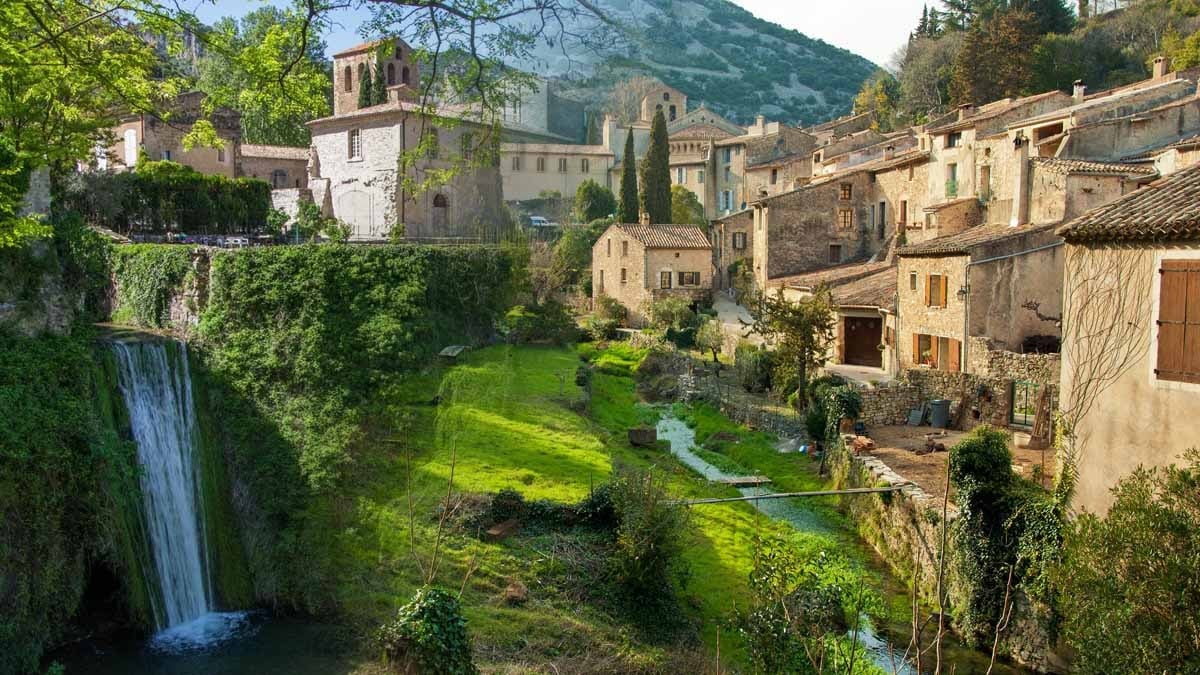 ‘İstediğimiz zaman dışarı çıkamıyoruz’ deyip isyan ettiler: Sadece 250 kişinin yaşadığı köye her yıl 800 bin turist geliyor