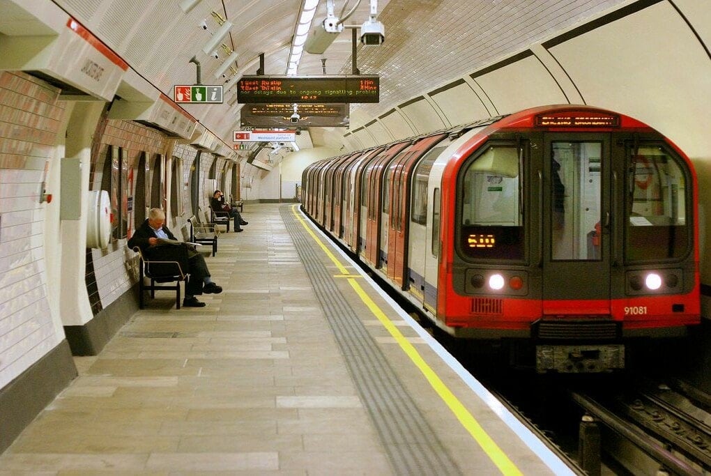 Londra kilitlendi: Tüm metro hatları bütün gün çalışmadı
