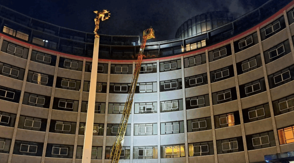 Londra’da eski BBC binasında yangın