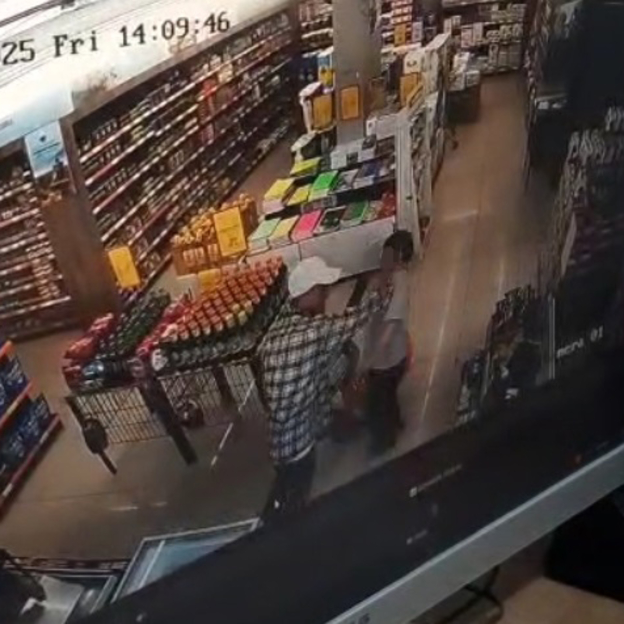 Markette otizmli çocuğa şiddet!