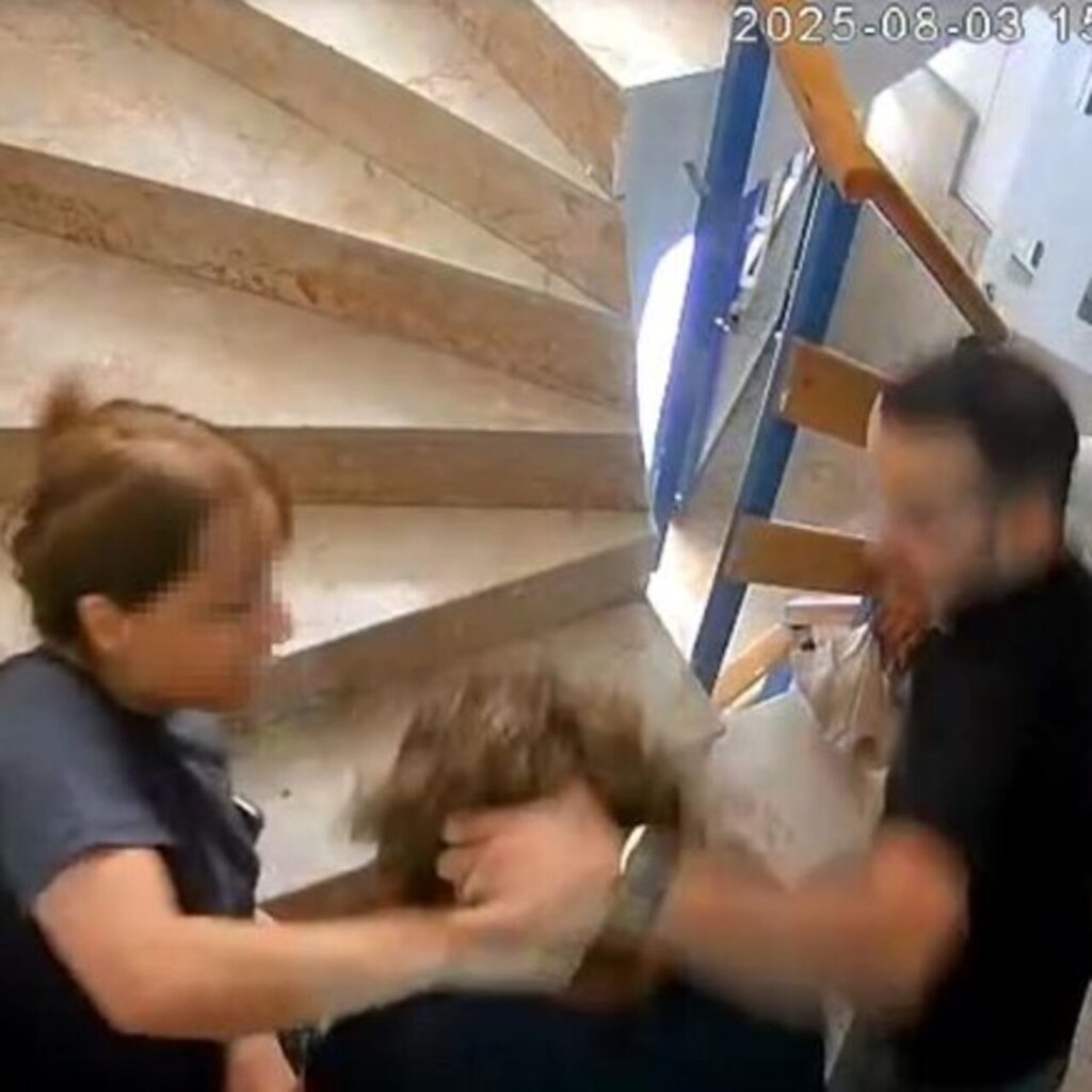 O anlar kamerada… Kedi besleme kavgasında kadın komşusunun burnunu kırdı!