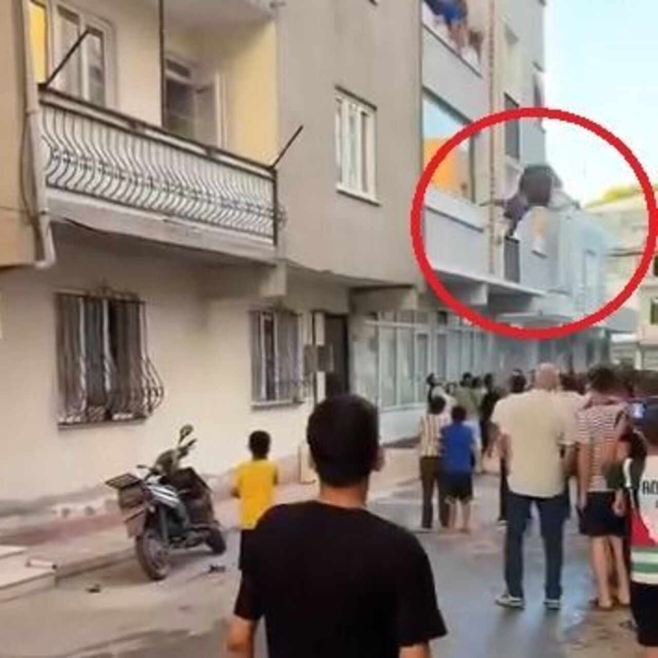 Önce çocuğunu sonra kendini attı