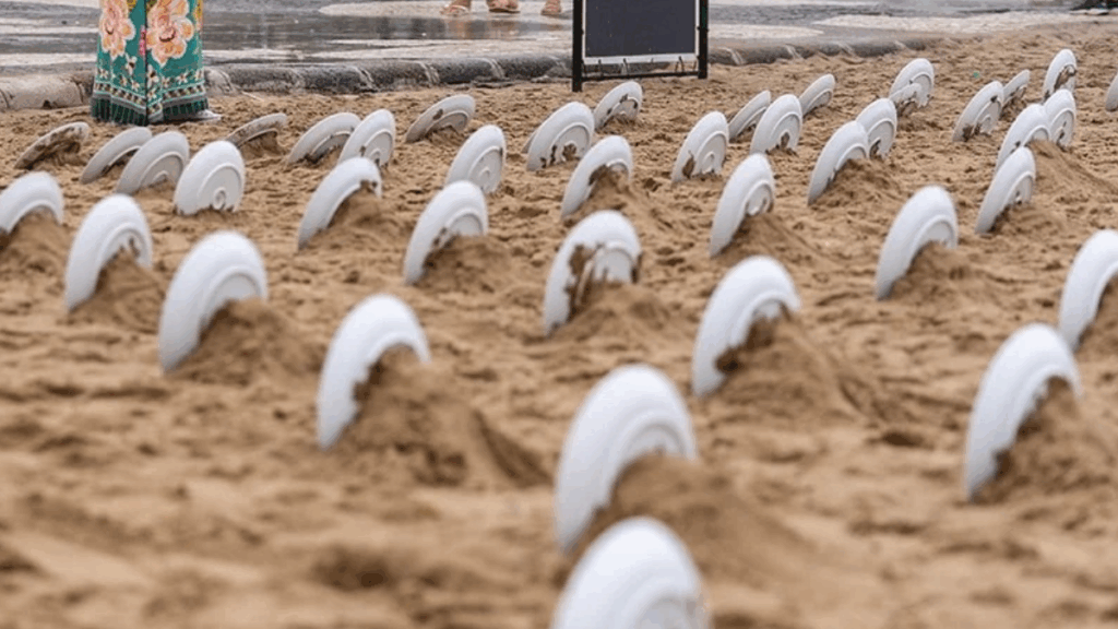 Plaja 733 tabağı tek tek dizdi: Nedenini duyanlar alkış yağmuruna tuttu