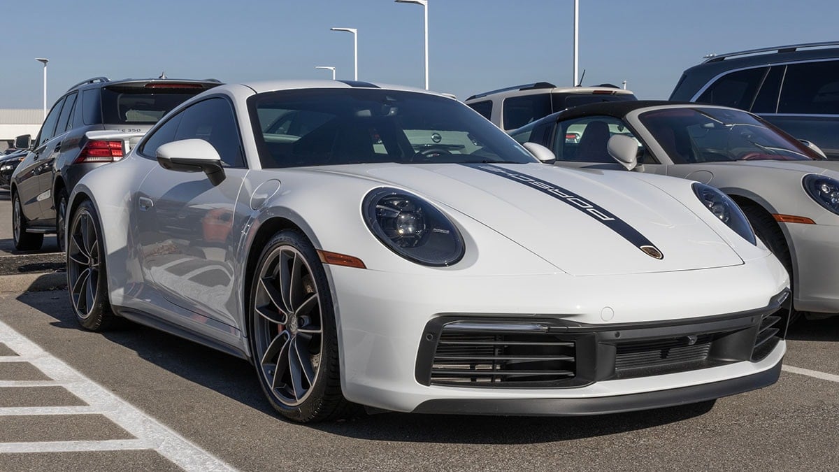 Porsche ile markete gelip yaptığını duyanlar şaştı kaldı