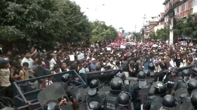 Sosyal medyayı kapattılar, protestoların önünü alamadılar: Başbakan istifa etti