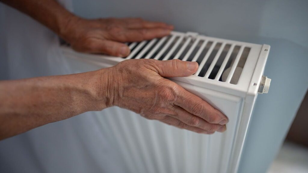 Sürekli üşüyen el ve ayaklar tehlikenin habercisi: Derhal kontrol edilmeli