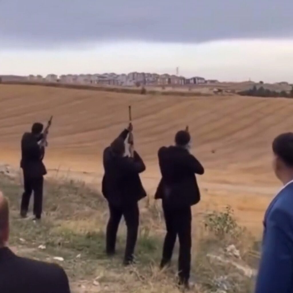 Tepki çeken görüntünün ardından gözaltına alındılar!