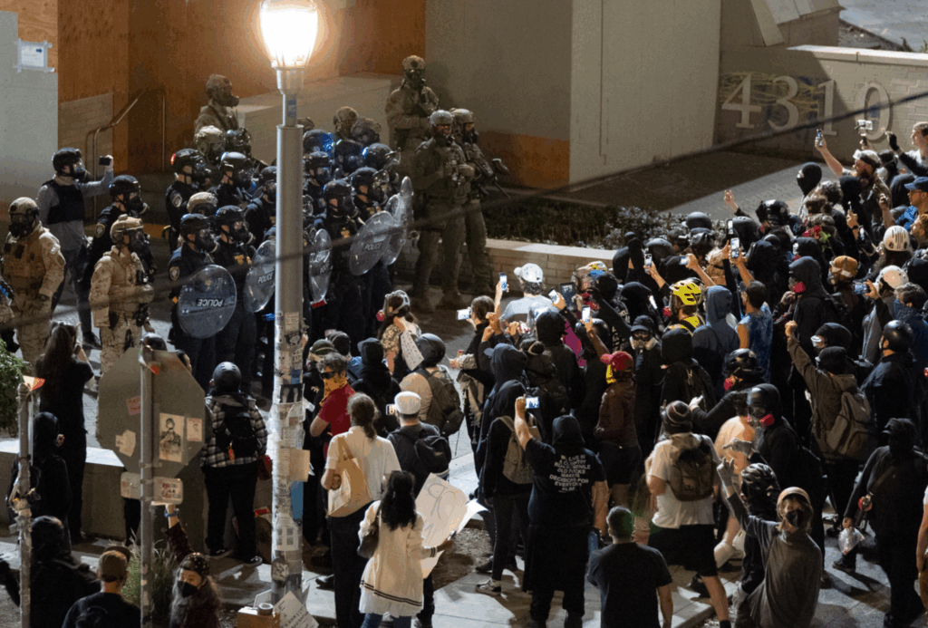 Trump’ın askerlerini yığdığı kentte, halk sokaklara döküldü
