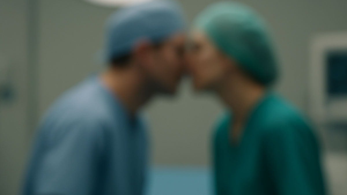 ‘Tuvalete gidiyorum’ diyen doktor hemşireyle basıldı