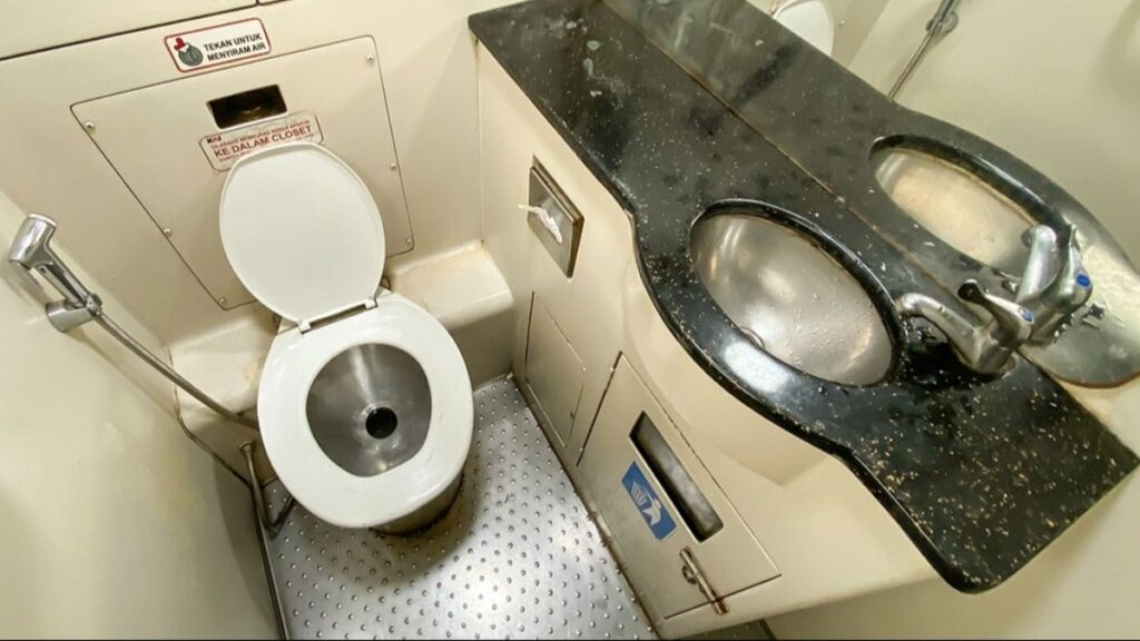 Uçakta art arda tuvalete gidince başına gelmeyen kalmadı