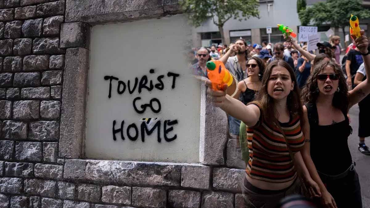 Ülkedeki protestolar had safhaya ulaştı: Turistlere tahammül kalmadı, gördükleri yerde su sıkıyorlar