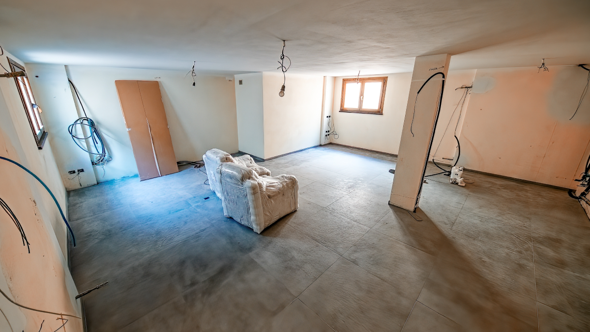 Yeni evlerini tadilat eden aile duvarın içinde buldukları şeyle sarsıldı