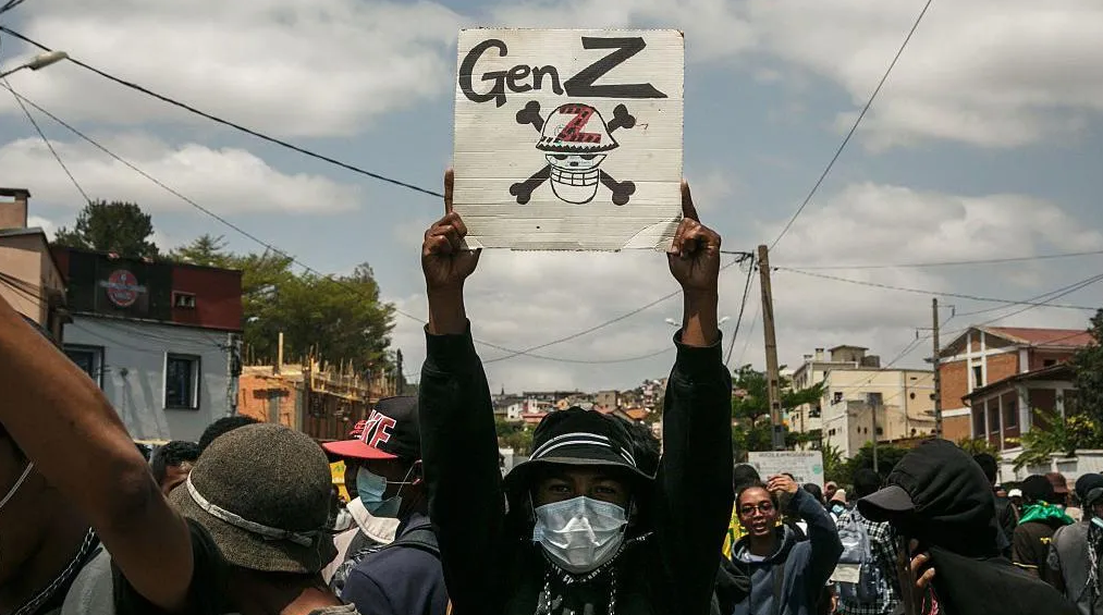 Z kuşağı bir hükümeti daha devirdi