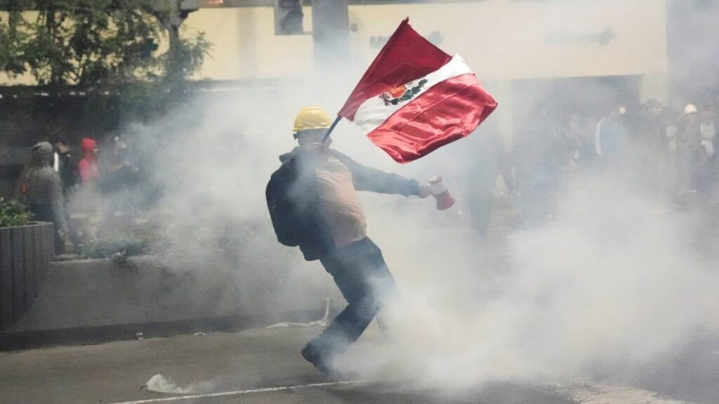Z kuşağı bu kez Peru’da sokaklara indi: Protestocular yüksek mahkemeyi yaktı