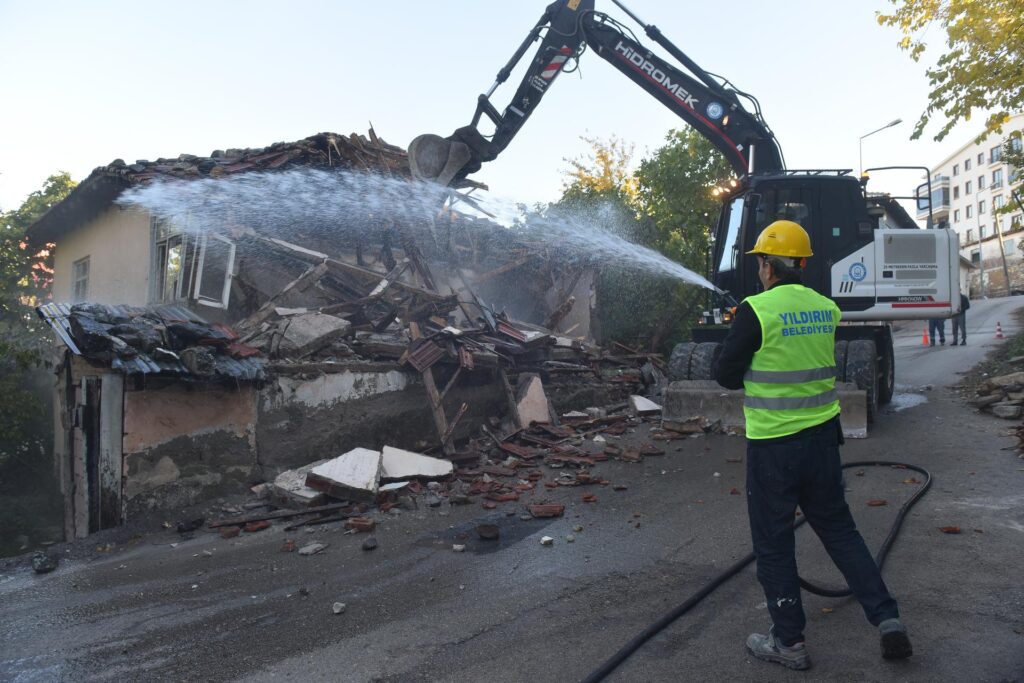 Yıldırım’da metruk bina temizliği sürüyor