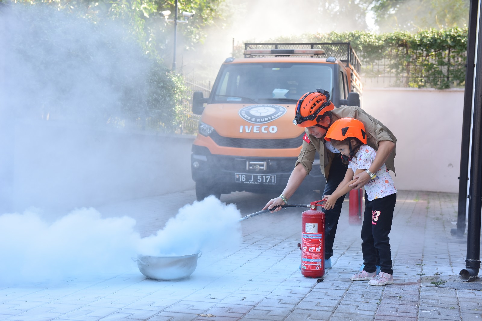 MİNİK İTFAİYECİLER GÖZ KAMAŞTIRDI