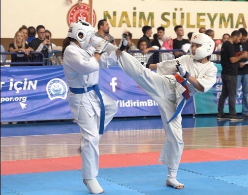 YILDIRIMLI KARATECİLERDEN MADALYA YAĞMURU