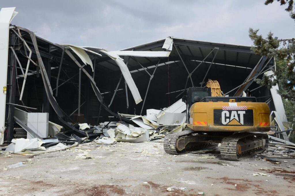 Yaylacık’ta iki kaçak yapı yıkıldı