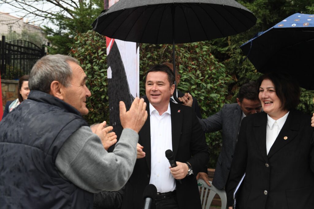 Başkan Erkan Aydın Yenibağlar Mahallesini ziyaret etti