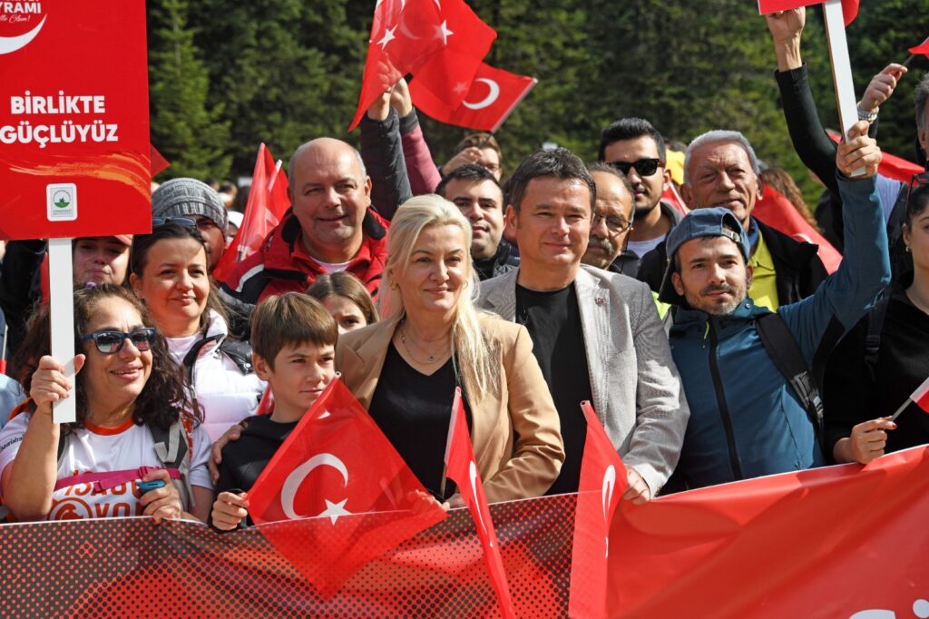 Uludağ’da yüzlerce kişi Cumhuriyetin izinde yürüdü