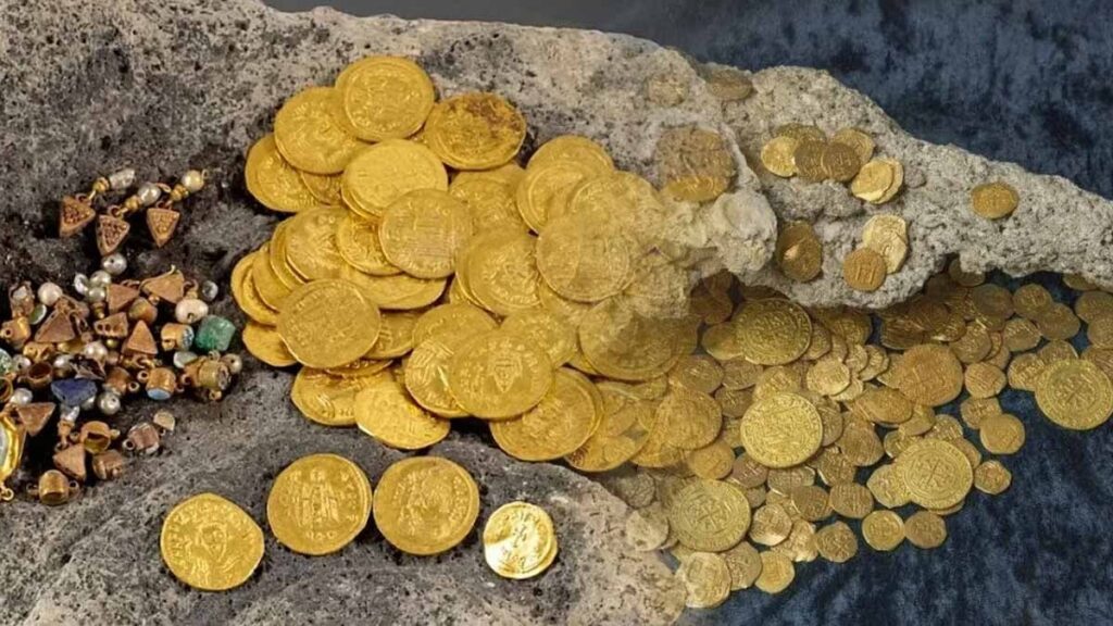 1.500 yıllık bir altın sikke yığını keşfedildi, içlerinden biri araştırmacıları şaşkına çevirdi