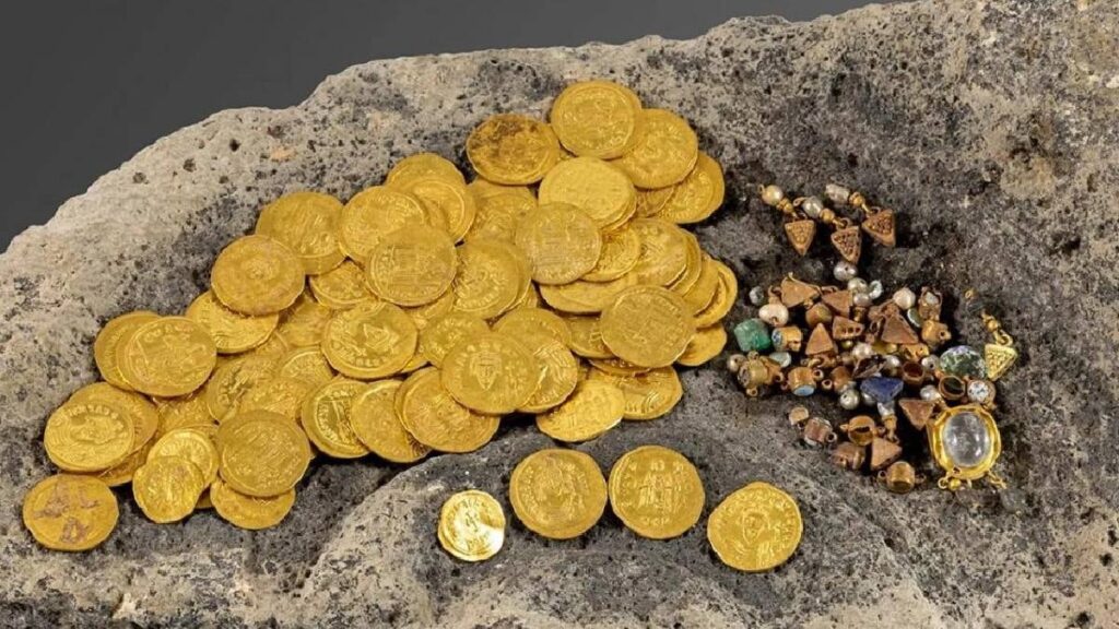 1500 yıllık büyük define ortaya çıktı: Taş duvarın arasından tesadüfen servet bulundu