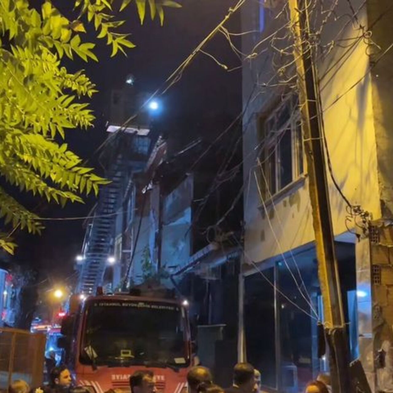 3 katlı binanın çatısında yangın