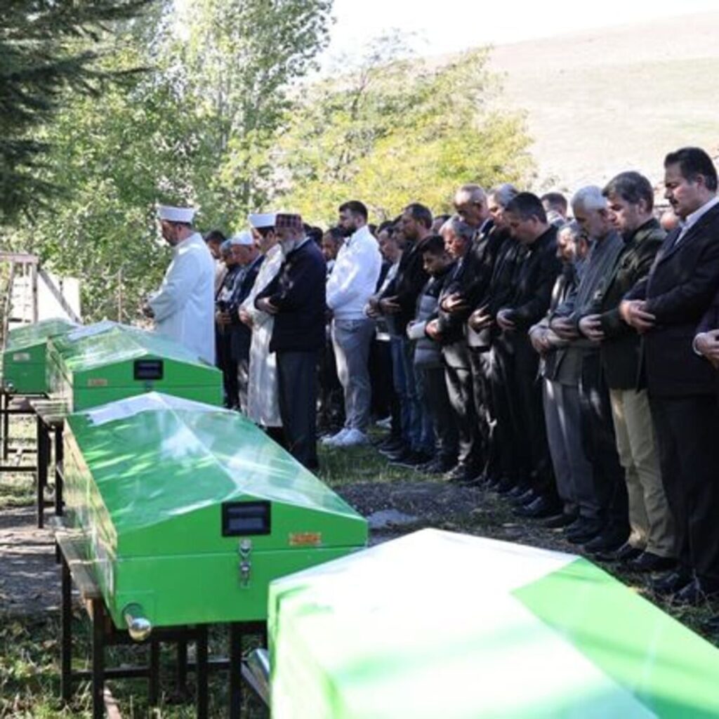 4 tabut yan yana 3’ü kardeş!