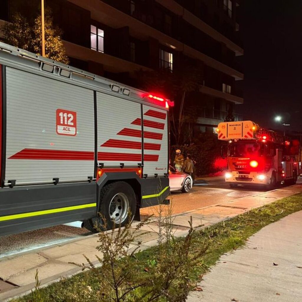 Apartman dairesinde yangın! Mahsur kalan 4 kişi ile 1 köpek kurtarıldı