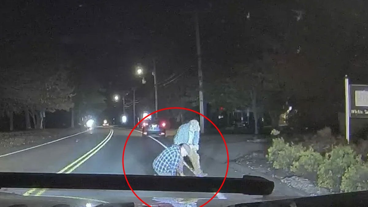 Arabadan düşen 310 bin TL’yi cebine atıp kaçtı: Polis mahalleliye çağrı yaptı