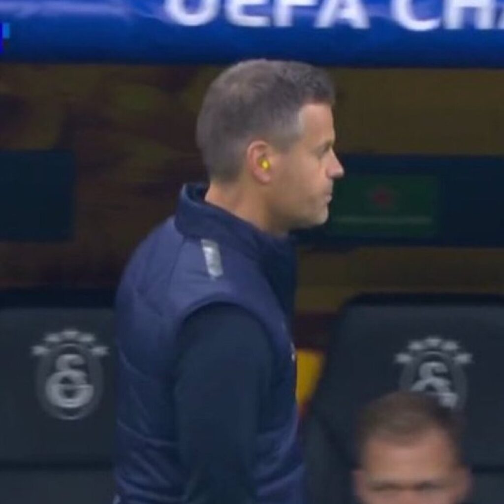 Atmosfere dayanamadı: Kulak tıkacı taktı!