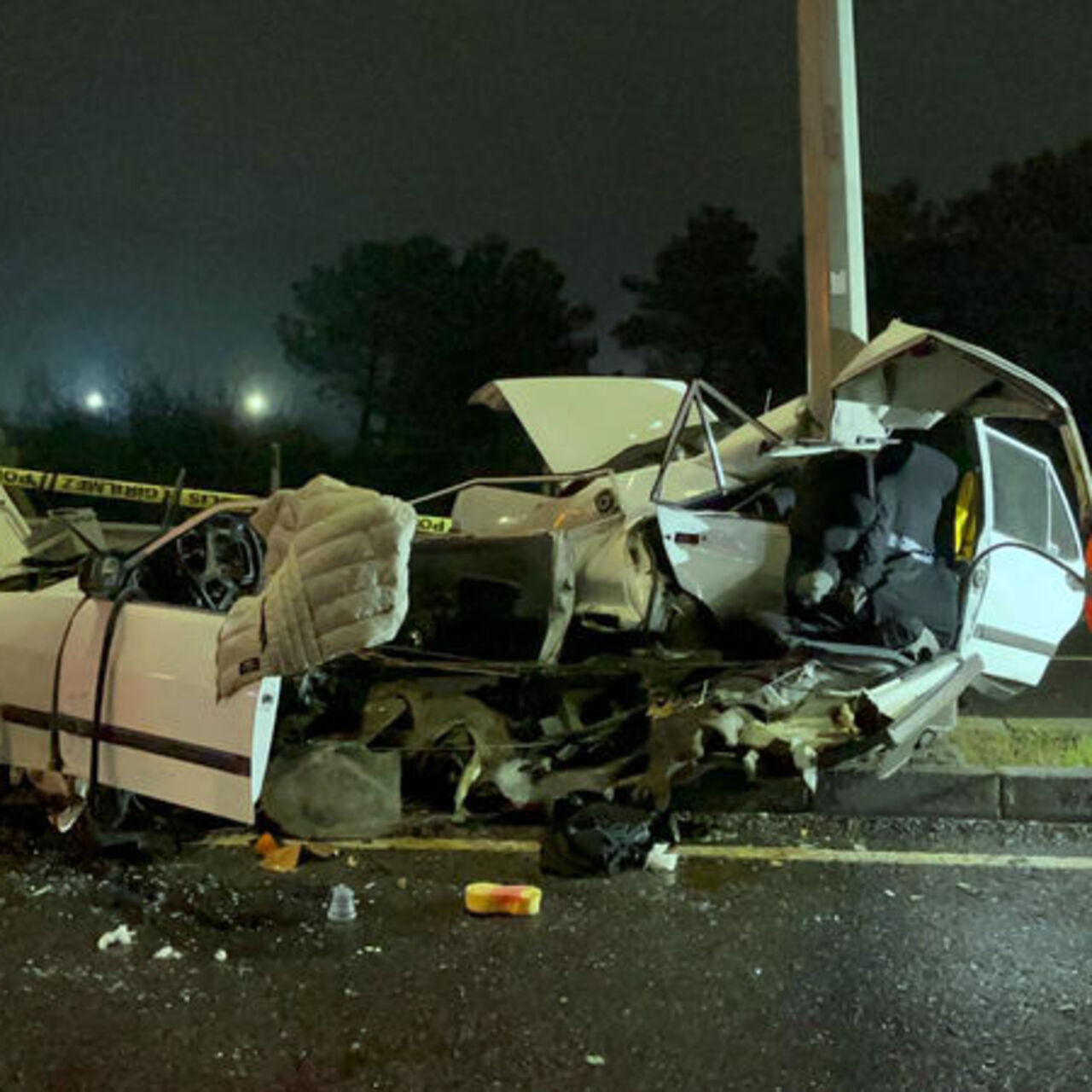 Aydınlatma direğine çarpan otomobil ikiye ayrıldı