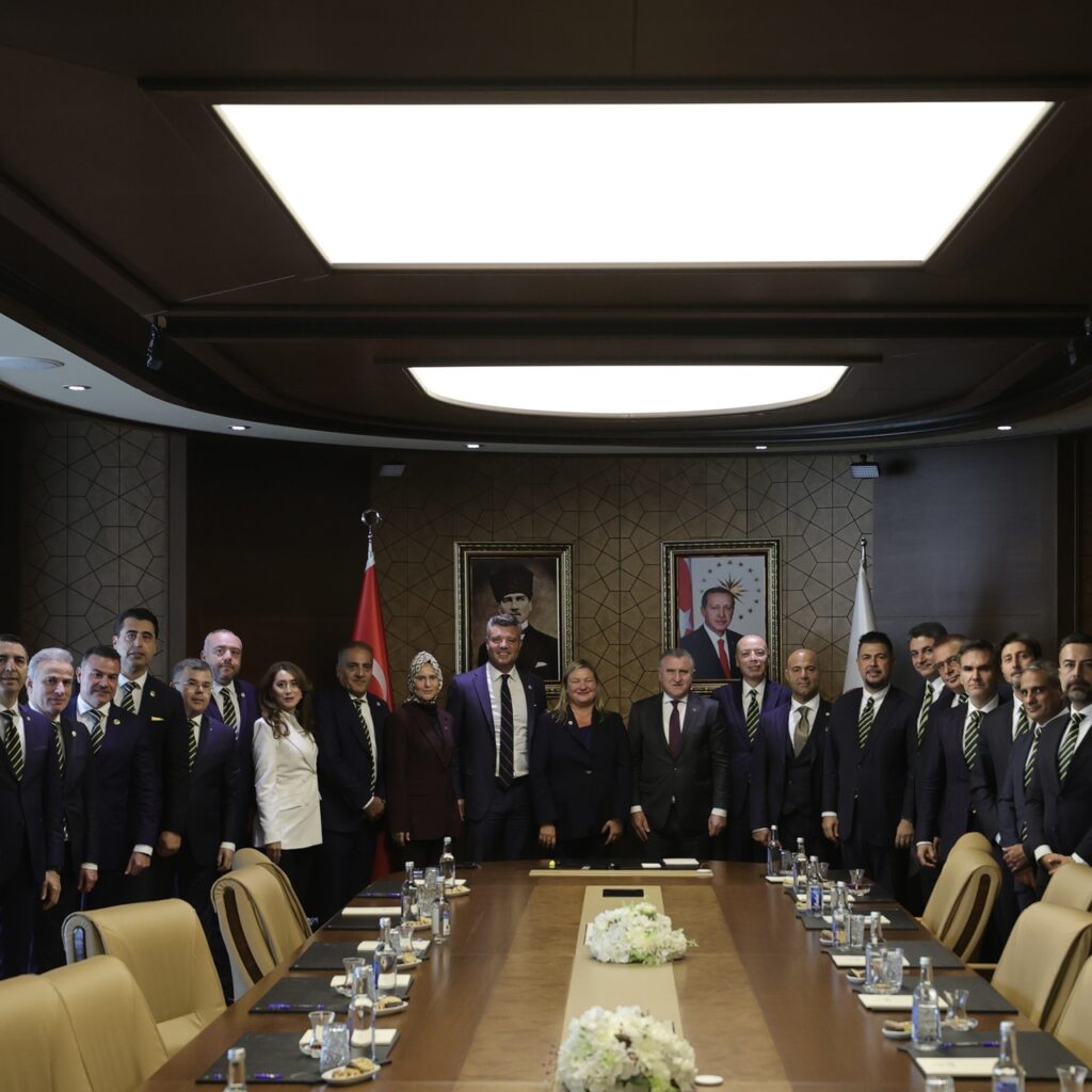 Bakan Bak, Fenerbahçe yönetimini kabul etti!