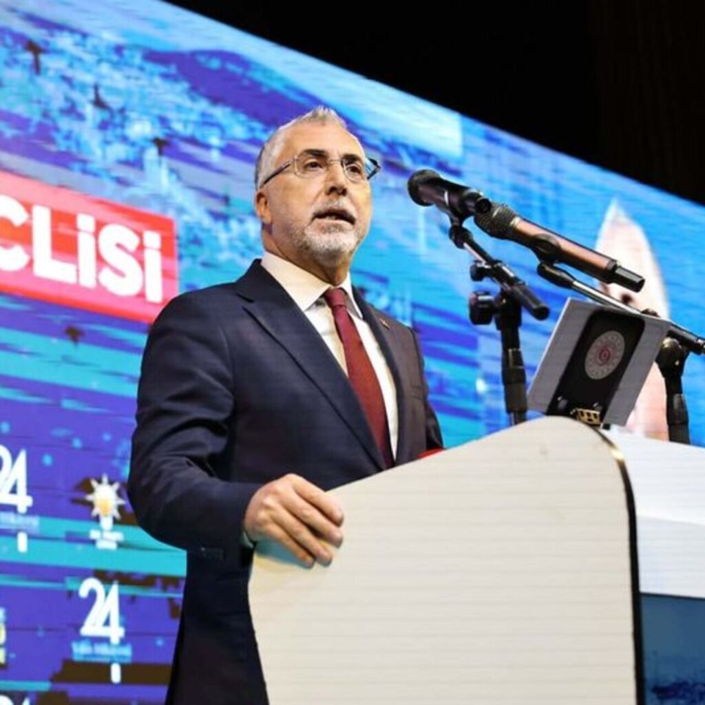 Bakan Işıkhan: İzmir çöp dağlarından ve kokudan geçilmiyor