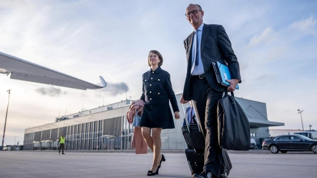 Bavulu, bilgisayarı ve dosyası elinde! Almanya Başbakanı Türkiye’ye böyle geldi