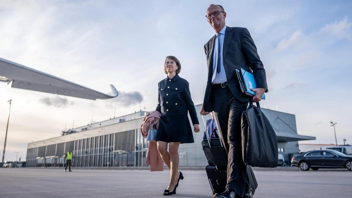 Bavulu, bilgisayarı ve dosyası elinde! Almanya Başbakanı Türkiye’ye böyle geldi