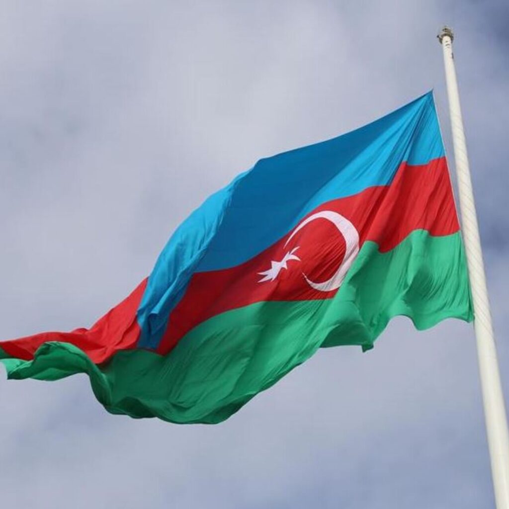 ‘Bayraklar yarıya indirildi’ iddiası yalanlandı