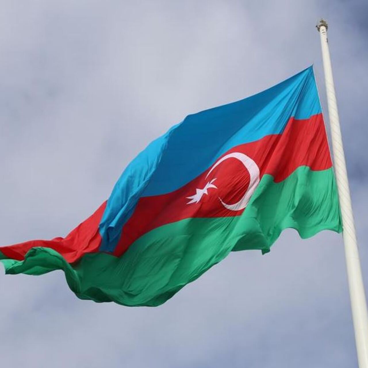 ‘Bayraklar yarıya indirildi’ iddiası yalanlandı