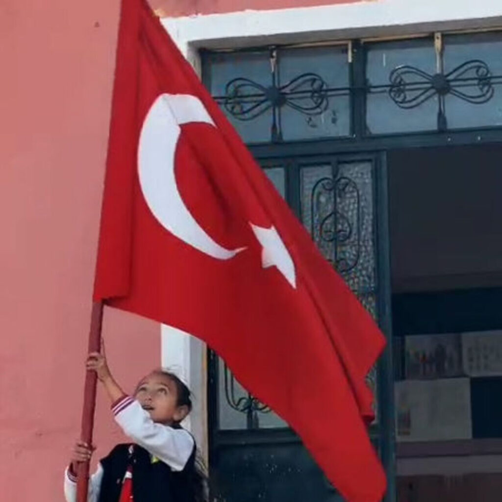 Bir okul, iki kişi, 29 Ekim coşkusu